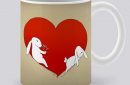 Сутрешната чаша кафе или чай става още по-приятна, с дизайнерската ни керамична чаша с щампа Червено сърце.